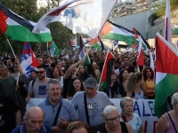 PODRŠKA PALESTINI: Stotine Grka protestuju zbog dolaska izraelskog kruzera u luku Pirej (FOTO, VIDEO)