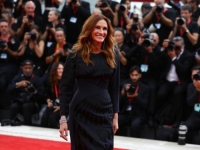SOFISTICIRANO IZDANJE: Julia Roberts dominirala u crnom, na izradu njene haljine utrošeno je više od… (FOTO)