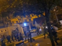 POTPUNI HAOS NA ULICAMA BEOGRADA: Juriš žandarmerije na građane u centru grada, bačeni suzavac i šok bombe, razbijene prostorije Vučićevog SNS-a...