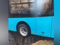 DRAMATIČNE SNIMKE IZ PUTINOVE RUSIJE: Trolejbus ostao visjeti nad rupom u centru grada, svi putnici...