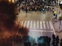 DRAMATIČNE SNIMKE S DRUGE STRANE DRINE: Kordon policije silovito krenuo u razbijanje demonstracija, pogledajte kako je sve završilo...