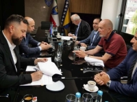 ULOŽENA SREDSTVA ZA SPORTSKU I OBRAZOVNU INFRASTRUKTURU: Potpisani ugovori s načelnicima u...