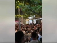 SIJEVALE ŠAKE, LETJELE ČAŠE, BOCE I STOLOVI: Izbila masovna tučnjava na proslavi Velike Gospe u Posušju, pogledajte snimak... (VIDEO)