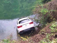 DRAMA U BANJA LUCI: Skupocjeni mercedes sletio u Vrbas, vatrogasci izvlačili povrijeđene i vozilo