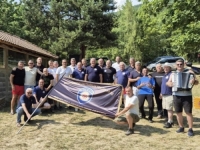 SLUŽBENO OŽIVLJAVANJE ZLOČINAČKE PARADRŽAVE: Aktivni pripadnici MUP-a SBK i FUP-a pozirali sa zastavom na kojoj je pisalo MUP Hrvatske republike Herceg Bosne