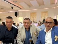 NEŠTO STE POKISLI: Dodik i Nešić družili se na svadbi, njihova fotografija izvazvala podsmijeh na društvenim mrežama