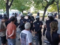 DRAMATIČNE SNIMKE IZ NOVOG SADA: Policija odgurala demonstrante, uhapšen student...