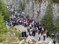 RUŽE PUŠTENE NA LITICU GDJE SU IM PADALA TIJELA: Obilježena 33. godišnjica zločina na Korićanskim stijenama