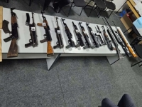 NAPAD NA POLICAJCA DOVEO DO OTKRIĆA: Službenici PS-a pronašli deset automatskih pušaka, tri zračne puške, jedan pištolj...