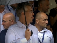 KIŠA POKVARILA PLANOVE: Prolom oblaka rastjerao hiljade ljudi koji su došli na poznatu manifestaciju u Sinju