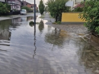 OLUJNO NEVRIJEME U SUSJEDSTVU: Vjetar čupao stabla, odletio krov praonice u KBC-u (VIDEO)