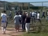 DOTAKLI MORALNO DNO: Roditelji uletjeli na teren i tukli djecu na utakmici (VIDEO)