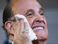 DOK JE POKUŠAVAO POMOĆI ŽENI: Rudy Giuliani teško povrijeđen u bizarnoj nesreći