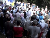 PORODICE I DALJE TRAGAJU ZA PRAVDOM: Obilježena godišnjica masakra nad logorašima Keraterma i Omarske