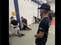 APEL MAJKE ČIJEG SU SINA, ZAJEDNO SA JOŠ 17 MOMAKA, NATJERALI DA KLEČI U POLICIJSKOJ STANICI: 'Imam poruku za sve spavače koji sjede kući i gledaju TV...'