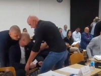 HAOS U SKUPŠTINI GRADA DOBOJ: SNSD režim na silu iznosi neistomišljenike iz skupštinskih klupa (VIDEO)