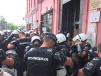 HAOS U ZAJEČARU: Navijači Zvezde ušli u zgradu Gradske uprave, prisutna policija i privatno obezbjeđenje (VIDEO)