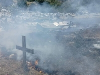POŽAR U BANJALUCI: Vatra zahvatila Novo groblje (FOTO)