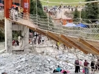 TRAGEDIJA U KINI: Pukla sajla na visećem mostu, pet osoba poginulo (VIDEO)