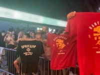 SAD JE U PROBLEMU: Identifikovan mladić iz Prijedora koji je nosio majcu sa uvredljivom porukom