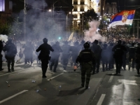 UZNEMIRUJUĆI SNIMAK IZ SRBIJE: Policajci mladića, skoro bez svijesti, vuku po ulici i udaraju u leđa (VIDEO)