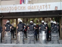 U SRBIJI I VEČERAS PROTESTI: Kordon policije se 'parkirao' ispred fakulteta