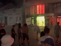 TOTALNI HAOS U SRBIJI: Kordon policije krenuo u juriš ka demonstrantima, bačen suzavac i šok bombe (VIDEO)