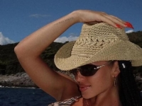 VRUĆE, S MORA: Srbijanska pjevačica osvanula na jahti u seksi bikiniju, redaju se komentari...