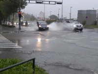 POTOP U SLOVENIJI ZBOG JAKOG NEVREMENA, OLUJA SE PRIBLIŽAVA HRVATSKOJ: U Zagrebu već prolom oblaka, na snazi CRVENI METEO ALARM (FOTO)