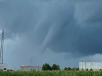 TORNADO POGODIO SJEVER ITALIJE: Vjetar čupao stabla, nosio krovove s kuća (FOTO)