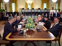 TRUMP DIJELIO KOMPLIMENTE NA SASTANKU S ČELNICIMA EU: 'Sjajni ste! Preplanuli! Želim takav ten!'
