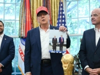 TRUMP MAŠE FOTOGRAFIJOM: 'Putin želi doći na Svjetsko prvenstvo u nogometu, ali možda...'