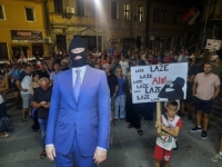 UŽIČANI 'PROŠETALI VUČIĆA' S FANTOMKOM: Ispred zgrade Policijske uprave poručili - 'dogorjelo'