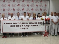 NEVJEROVATNE SCENE: Đajić natjerao medicinare UKC-a RS da poziraju s transparentom zahvale Viškoviću?!