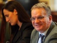 IZAZVAO BURNE REAKCIJE: Srbijanski ministar se fotografisao pored djece s otkopčanim šlicom