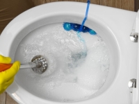 KAKO SKINUTI UPORNE NASLAGE KAMENCA: WC šolja bit će kao nova uz ovaj jednostavni trik