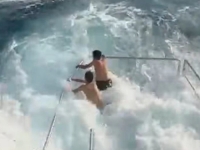 SNIMALI KLIP PA SE UMALO UDAVILI: Drama na Jadranskom moru, mladići potcijenili snagu mora, jedva su ih spasili (VIDEO)