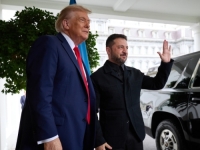 RAZMIJENILI POKLONE: Zelenski poklonio Trumpu golf palicu koja je pripadala ukrajinskom vojniku, a Trump njemu...