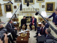 TRUMP I ZELENSKI SASTALI SE U BIJELOJ KUĆI: Pogledajte trenutak kad je predsjednik Ukrajine nasmijao sve (VIDEO)