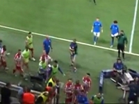 SNIMKE POTPUNOG HAOSA: Nogometaši 'Crvene zvezde' pokušali upasti na tribinu i obračunati se s navijačima...