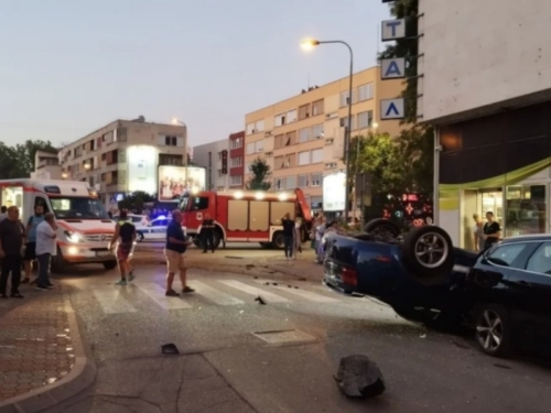 SAOBRAĆAJNA NESREĆA U BiH: Automobil završio na krovu, ima povrijeđenih