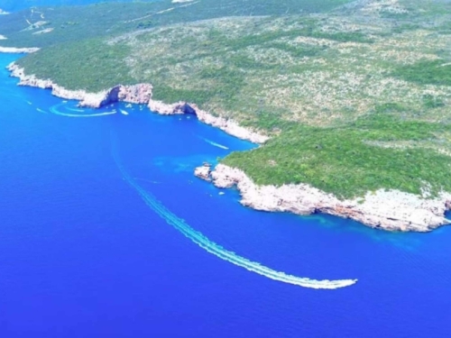 KAO STVORENA ZA UŽIVANJE: Ovo je ubjedljivo najljepša plaža u Crnoj Gori - besplatna je, bez gužve i more je tirkizne boje (FOTO)