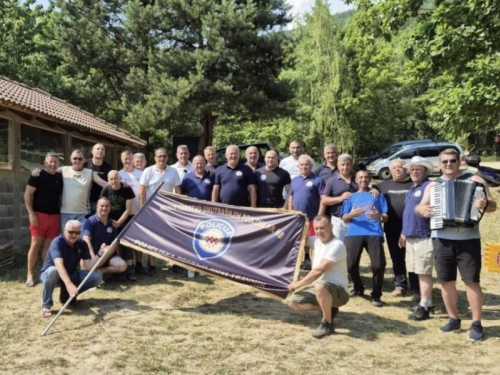 SLUŽBENO OŽIVLJAVANJE ZLOČINAČKE PARADRŽAVE: Aktivni pripadnici MUP-a SBK i FUP-a pozirali sa zastavom na kojoj je pisalo MUP Hrvatske republike Herceg Bosne