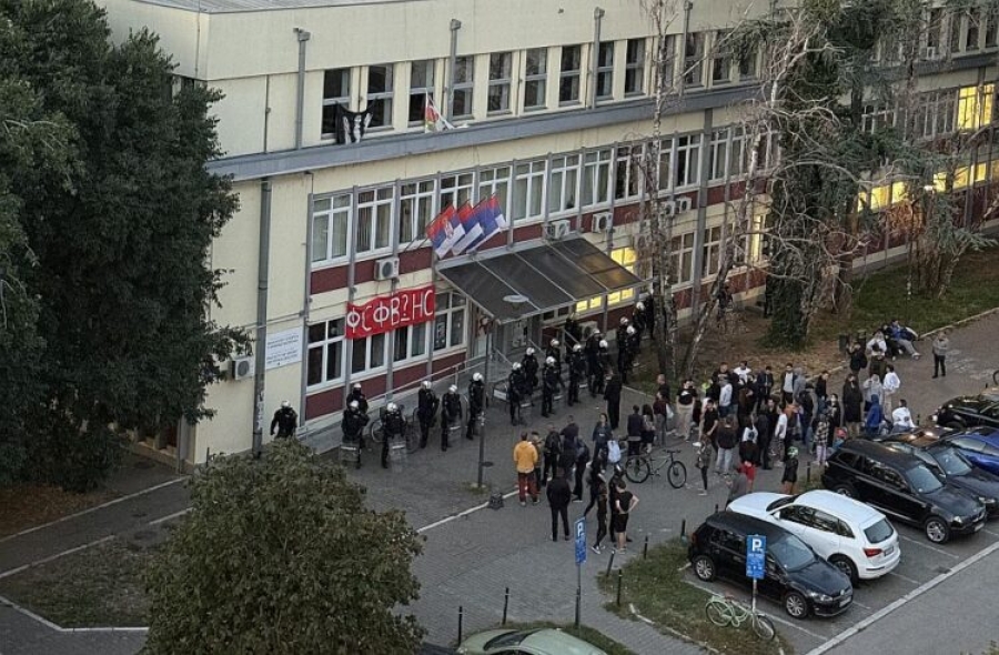STUDENTI OBJAVLI SNIMKE: Dekan Patrik Drid KROZ PROZOR upao na fakultet u pratnji batinaša i policije