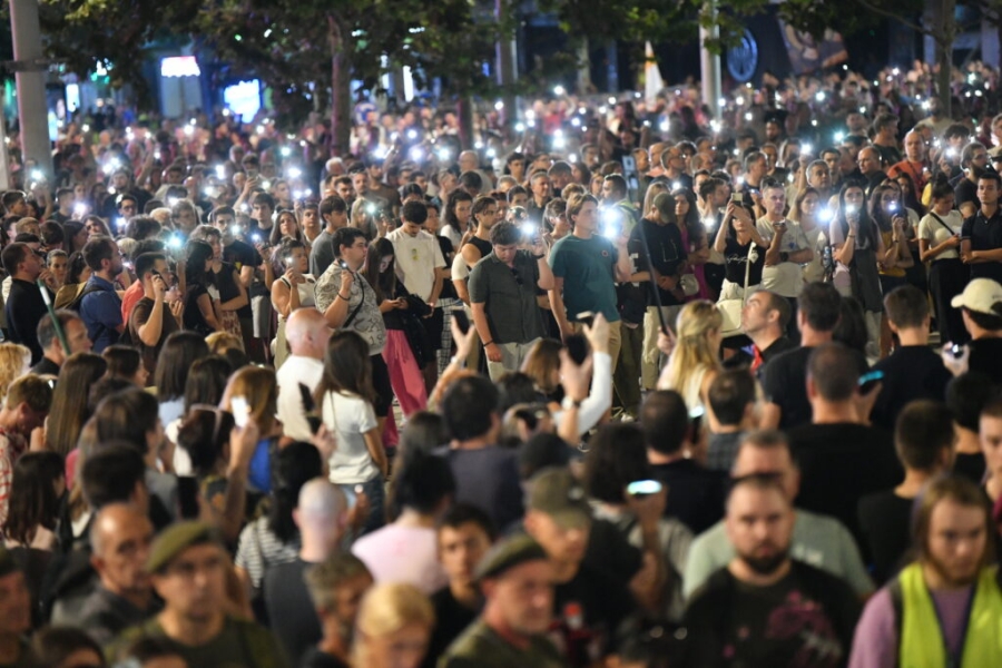 NE POKAZUJTE OVE SNIMKE I SLIKE VUČIĆU: VIše od 100.000 ljudi večeras na ulicama Beograda, traži se smjena režima (FOTO + VIDEO)