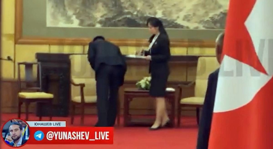 STROGO KONTROLISANI KULT LIČNOSTI: Nakon sastanka s Putinom, osoblje Kim Jong-una odmah je uklonilo sve tragove... (VIDEO)