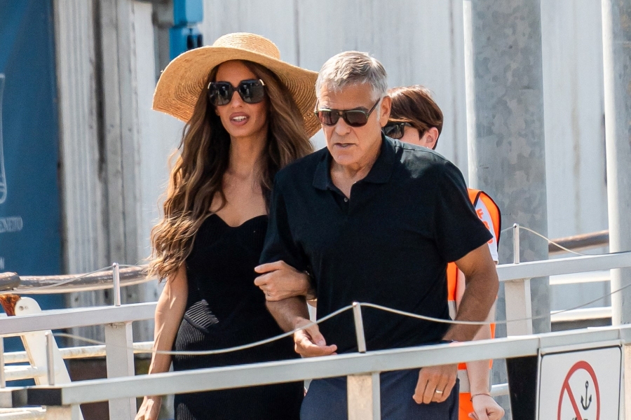 ATRAKTIVNA ODVJETNICA ZASJENILA I SLAVNOG SUPRUGA: Amal Clooney zablistala u stilu italijanskog glamura 60-ih