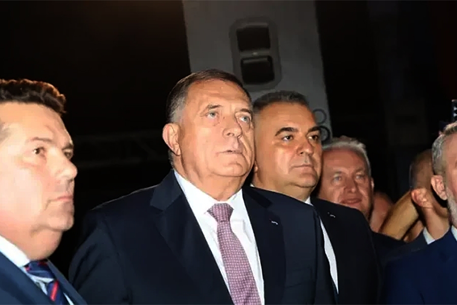 VUKANOVIĆ U NEVJERICI: Bivši predsjednik RS-a i njegov kum u prvim redovima, uz njih Stanivuković i čovjek za specijalne operacije...