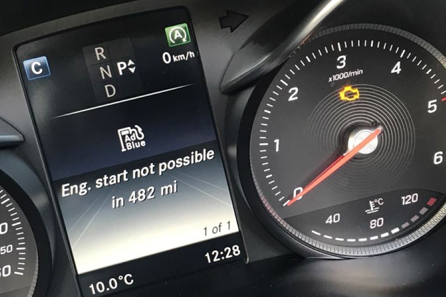 KAD SE UKLJUČI NASTAJE PANIKA: Mnogi ne znaju šta označava ova lampica, evo šta treba odmah uraditi...