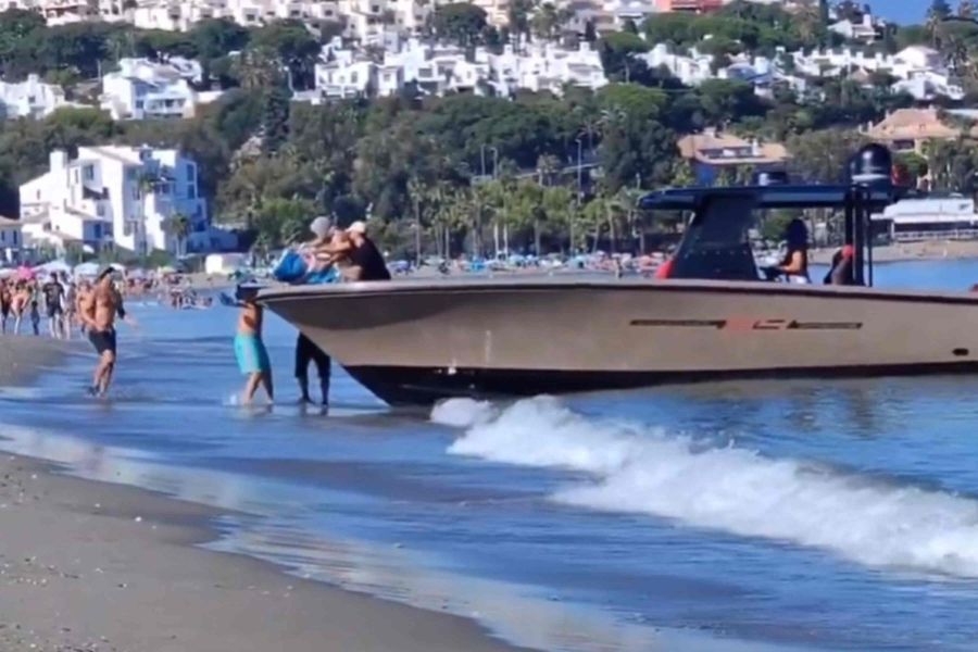 NEVJEROVATAN SNIMAK IZ ŠPANIJE: Usred dana, dok se turisti kupaju, šverceri iskrcali drogu na plaži... (VIDEO)